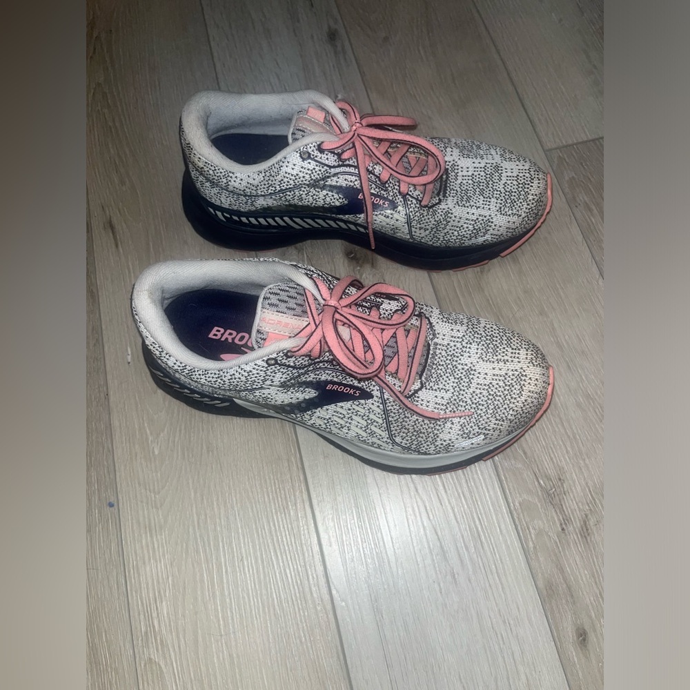 Like new White and pink Brooks Women's Running Shoes